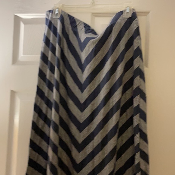 Long A line skirt - Picture 2 of 3